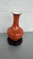 Schöne Asiatische Vase mit Holzsockel