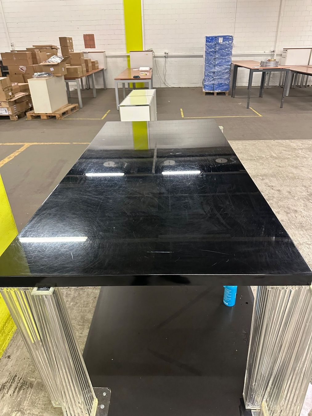 Tavoli: Schwarzer Design-Tisch mit Glasplatte und Acrylbeinen – Usato da Pfungen venduto da PapaJoy17 3