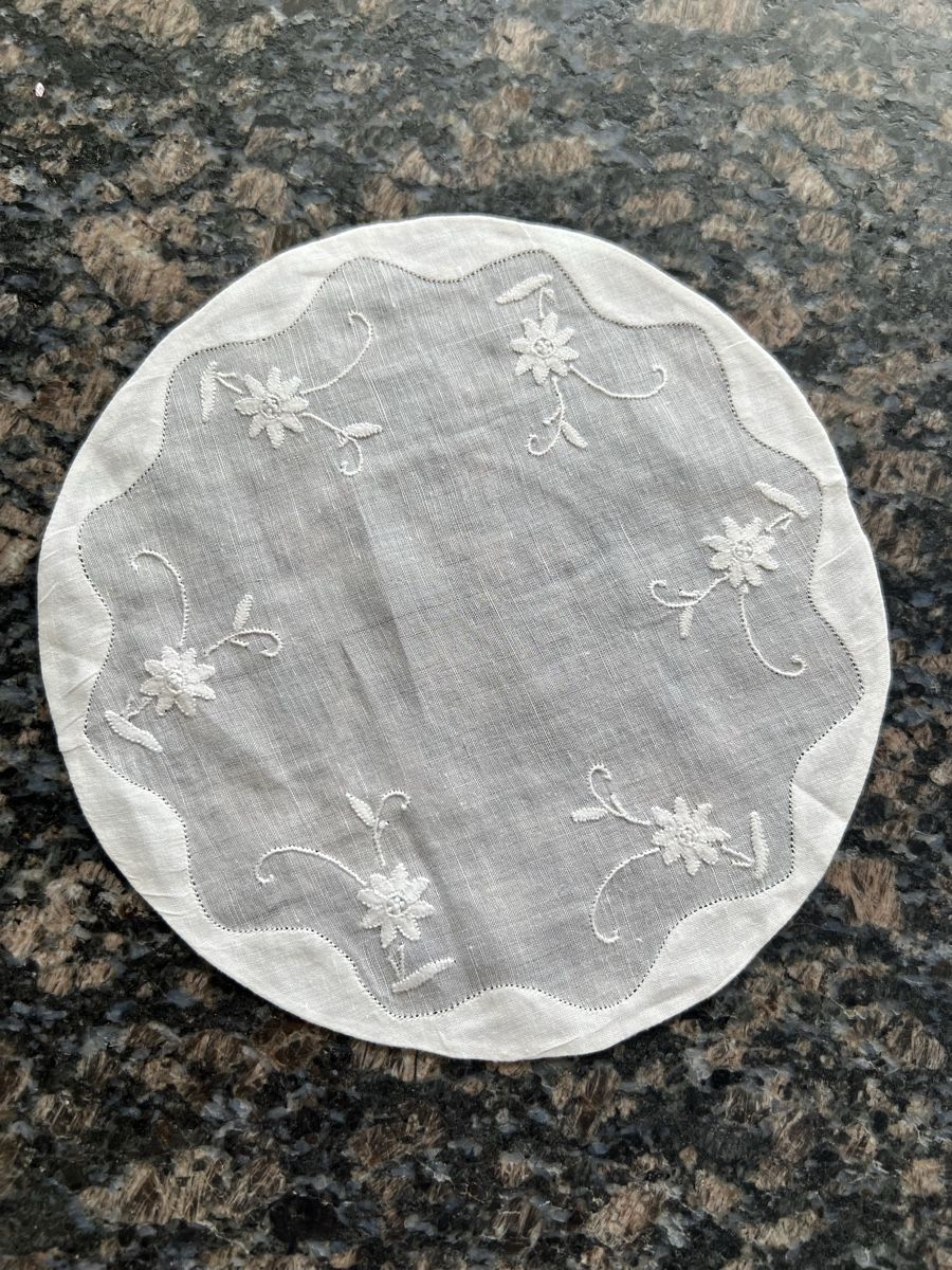 Autre linge de table: Gestickte Deckeli vintage, Durchmesser 20 cm – D'occasion à Betschwanden par Dognose
