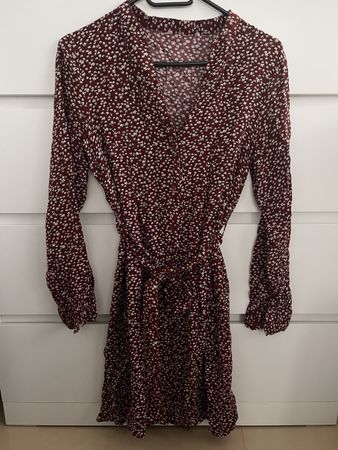Rotes Kleid mit Blumenmuster