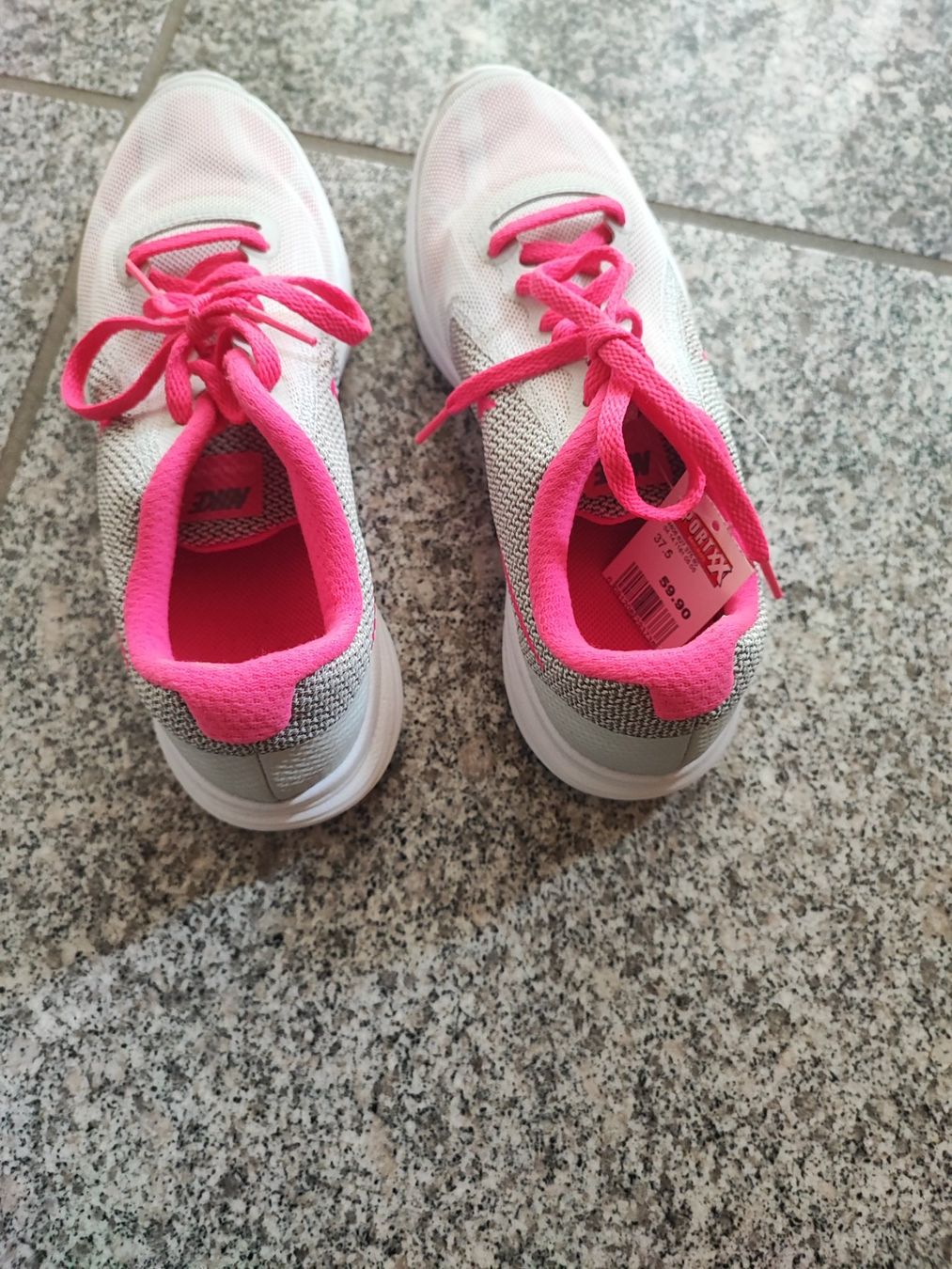 Nike Scarpe per ragazze: Nike Turnschuhe Gr. 37.5 NEU – Usato da Grabs venduto da Margelchopf1 1