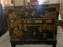 Chinesischer Lackschrank mit Goldmalerei | LIQUIDATIONSVERKA