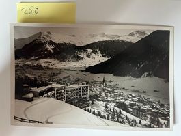 Alte Ansichtskarte Davos mit Hotel und Bergpanorama, alt
