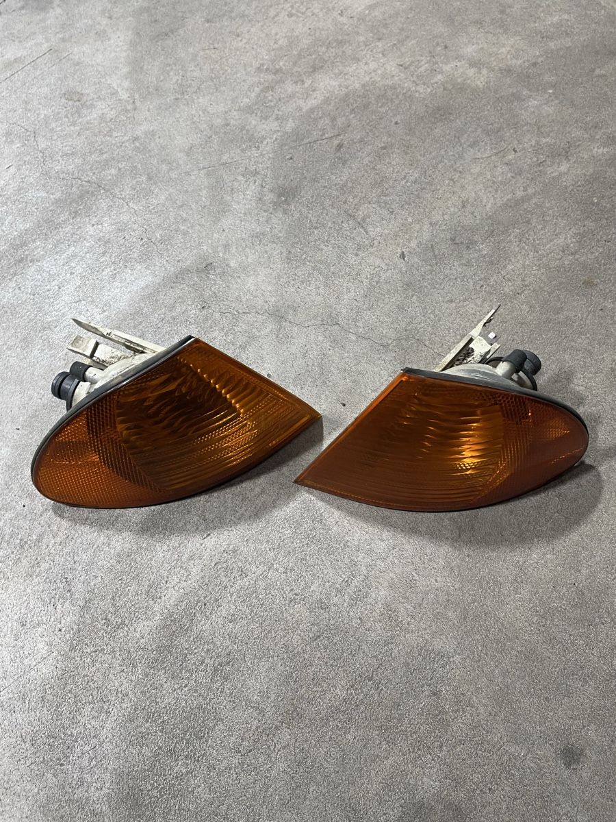 BMW Toutes les pièces auto: Blinkerleuchten E46 li+re – D'occasion à Gossau SG par Daenuel