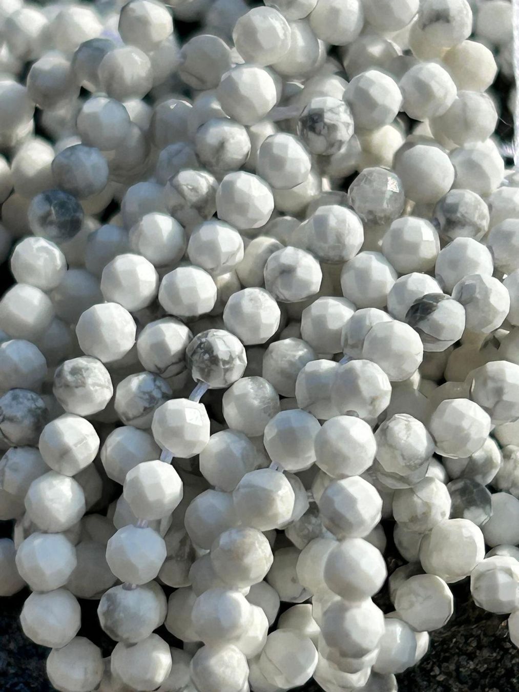 Edelsteine: Strang echte facettierte Howlite Kugeln 1,5 mm – Neu und originalverpackt aus Niederrohrdorf von Ytobi