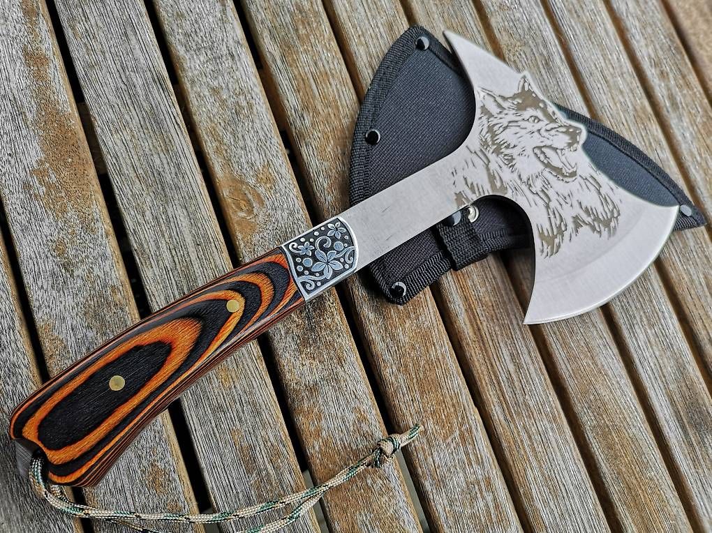 Tutti gli attrezzi: Sehr schöne Axt, Motiv Wolf – Nuovo e nell'imballaggio originale da Herzogenbuchsee venduto da Melissa110