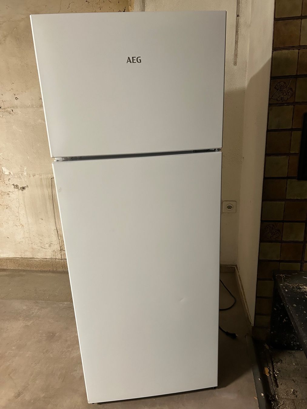 AEG Frigoriferi: Kühlschrank AEG ADT2304 rechts – Usato da Seuzach venduto da Megane1 2