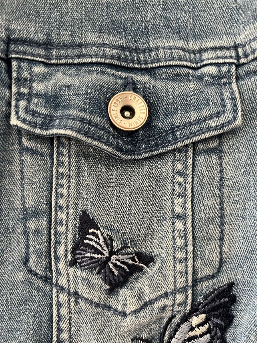 Jacken & Mäntel: Girly Rule Jeansjacke mit Schmetterlingen  – Gebraucht aus Basel von Lila11 4