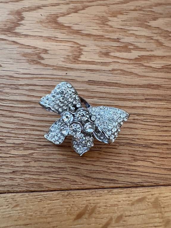 Anelli: Eleganter Ring Schleife mit Strass, Silberfarben – Usato da Luzern venduto da La_sfinge