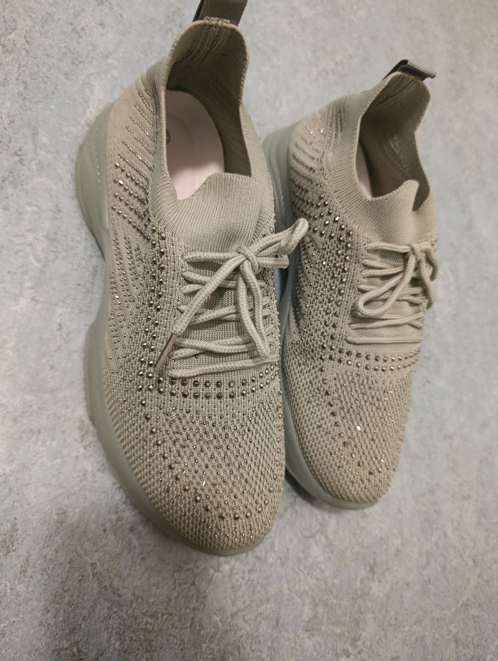 Damenschuhe: Sneakers mit Strasssteinen  – Neu (gemäss Beschreibung) aus Wald ZH von Eleona 1