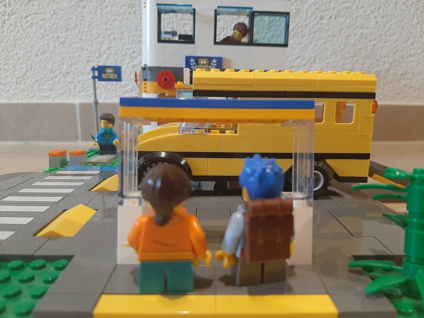 Lego Spielzeuge: Lego City 60329 Schule mit Schulbus – Gebraucht aus Laufen von Julie231004 4