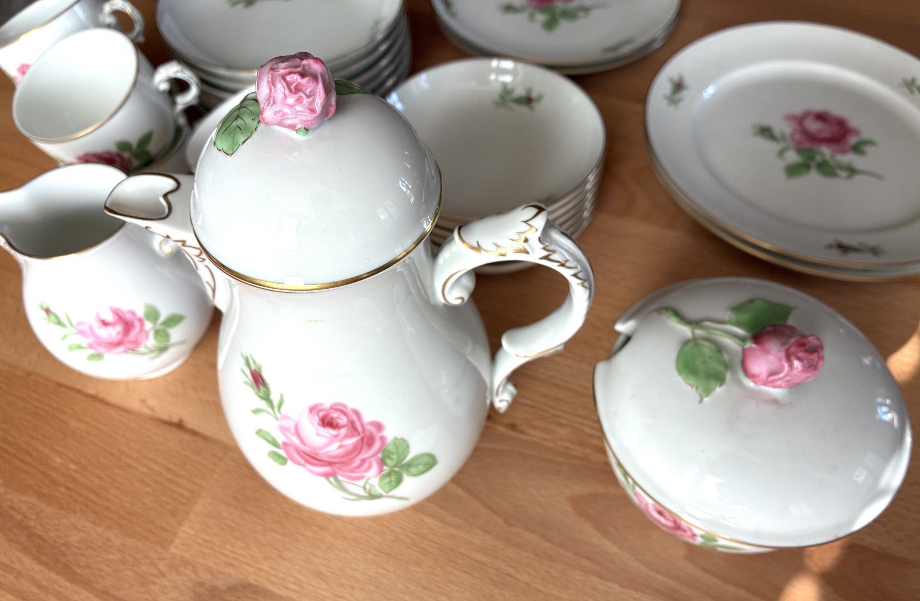 Rosenthal Geschirrsets: Grossmutters Kaffeeservice Rosenmotiv Goldrand – Gebraucht aus Oberkulm von Weberlisa 7