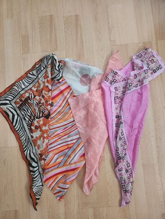 Lot de 4 foulards carrés  soie femme motifs variés 