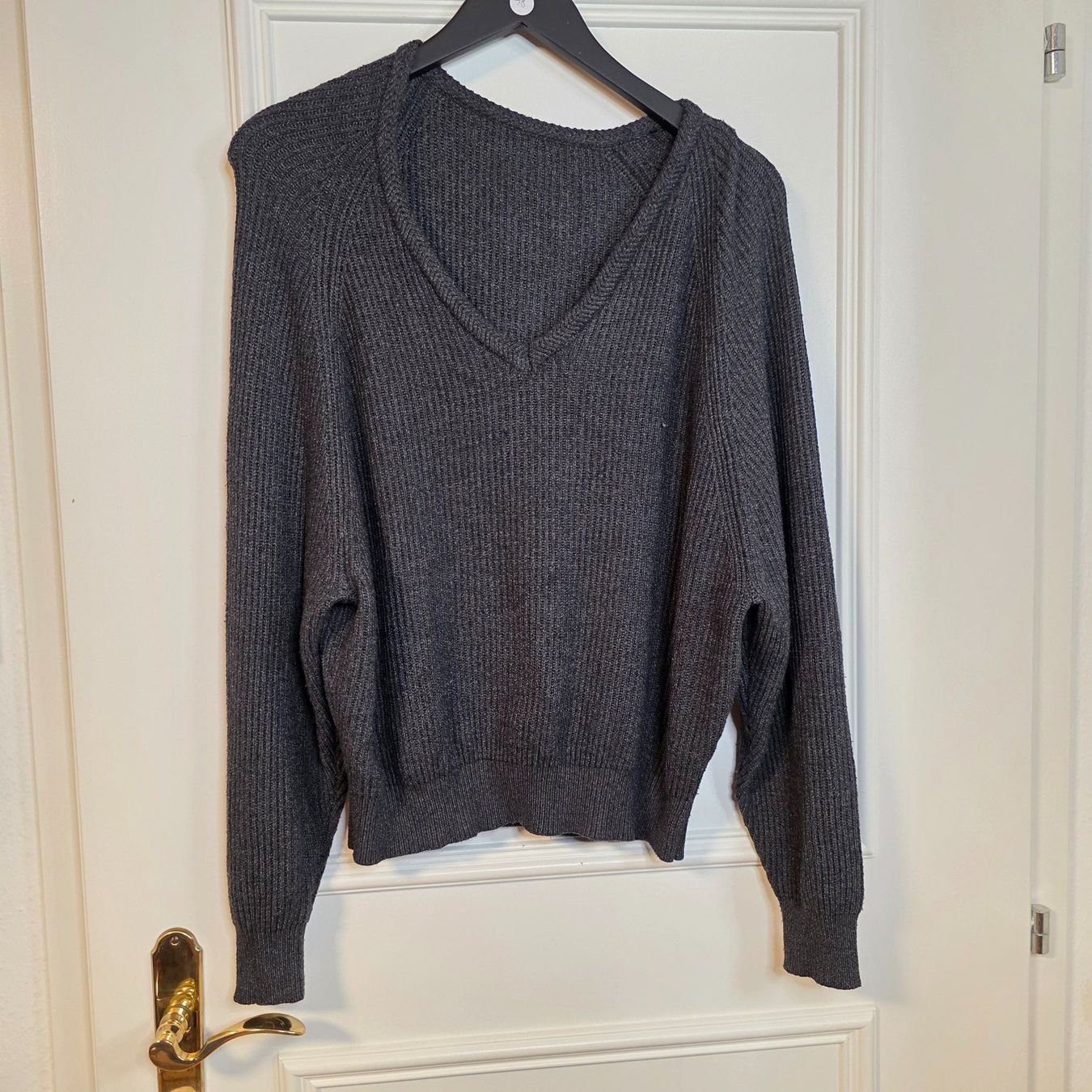 Pullover & Sweatshirts: Strickpullover Grau V-Ausschnitt Oversize M/L weich modern – Gebraucht aus Wald ZH von CapLux 1