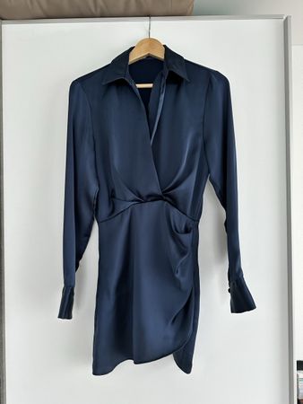 Robe en satin navy blue Zara 34