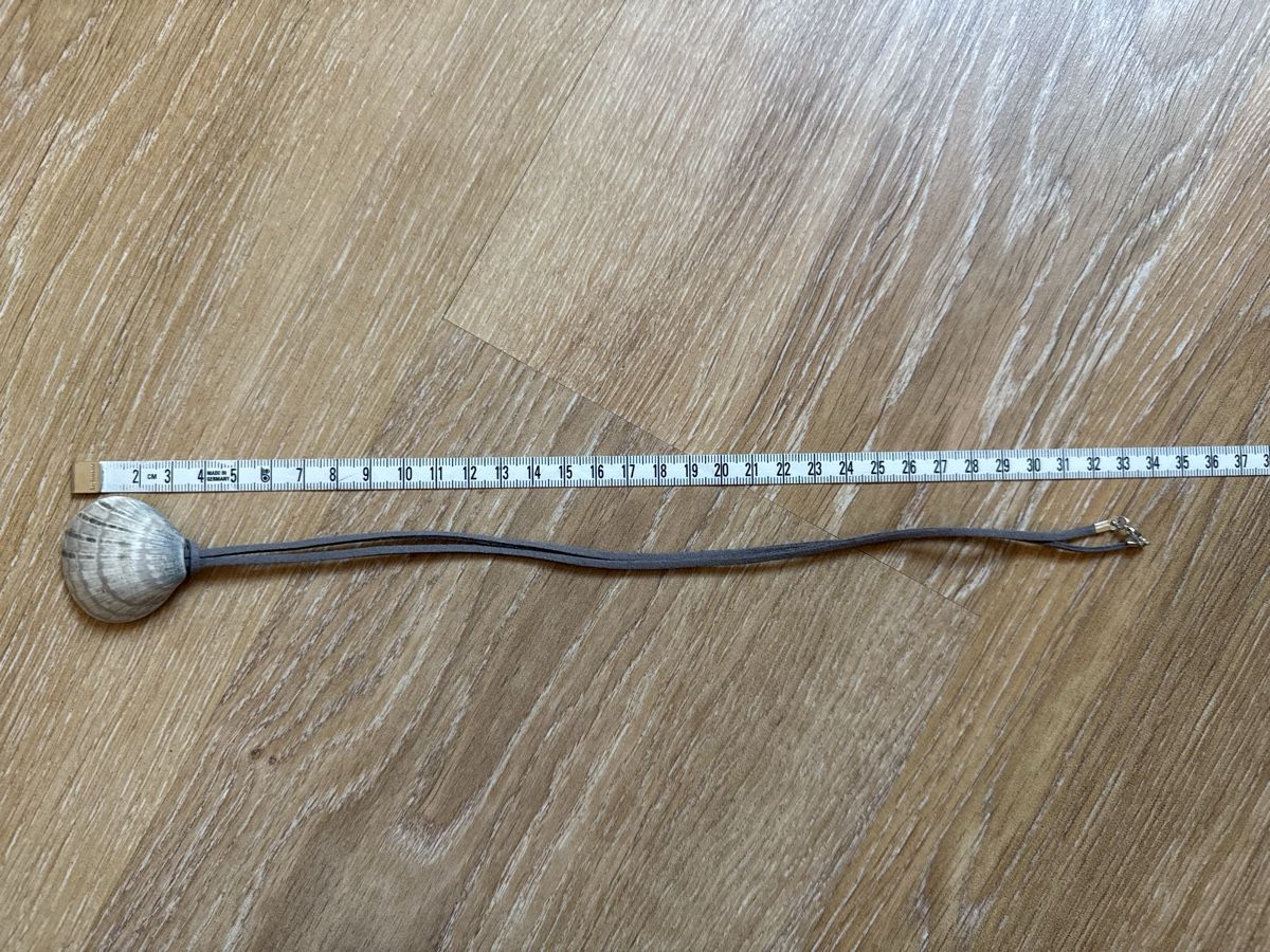 Catenine: Collier effet daim gris coquillage – Usato da Tavannes venduto da Thriftshop 3