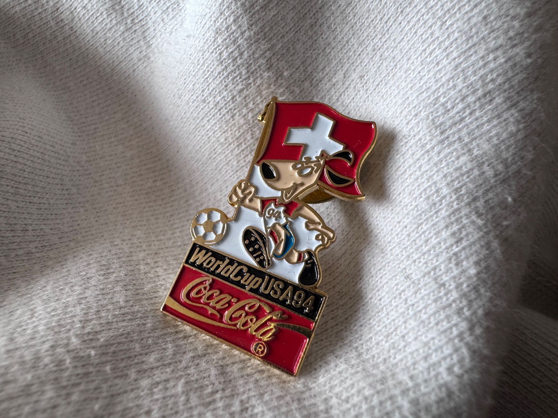 Placchette & Badge: Pins Coca Cola pin – Usato da Neuchâtel venduto da _Easy_to_Find_