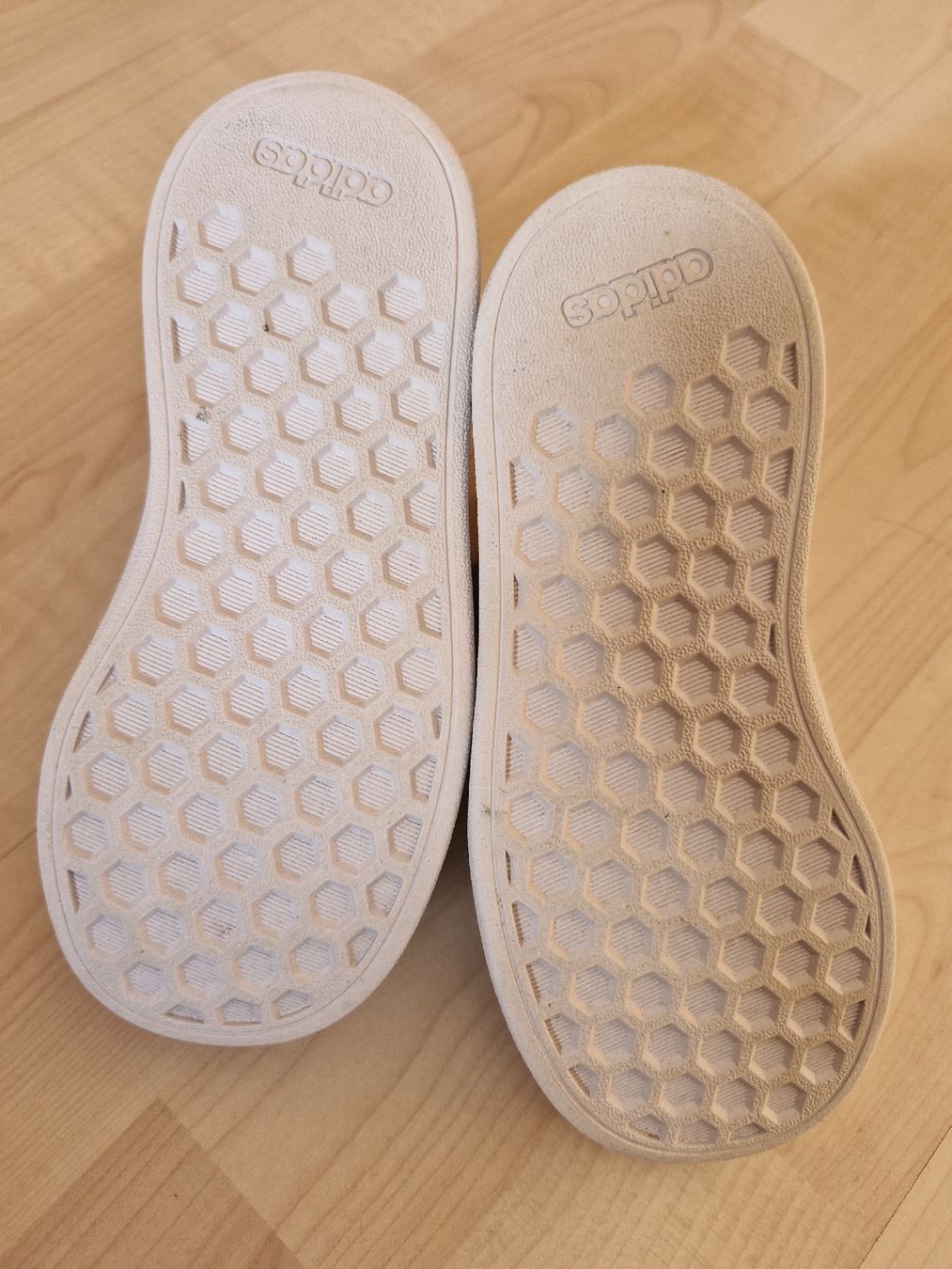 Adidas Scarpe per ragazzi: Turnschuhe Gr.27 – Usato da Disentis/Mustér venduto da epa_862v 2