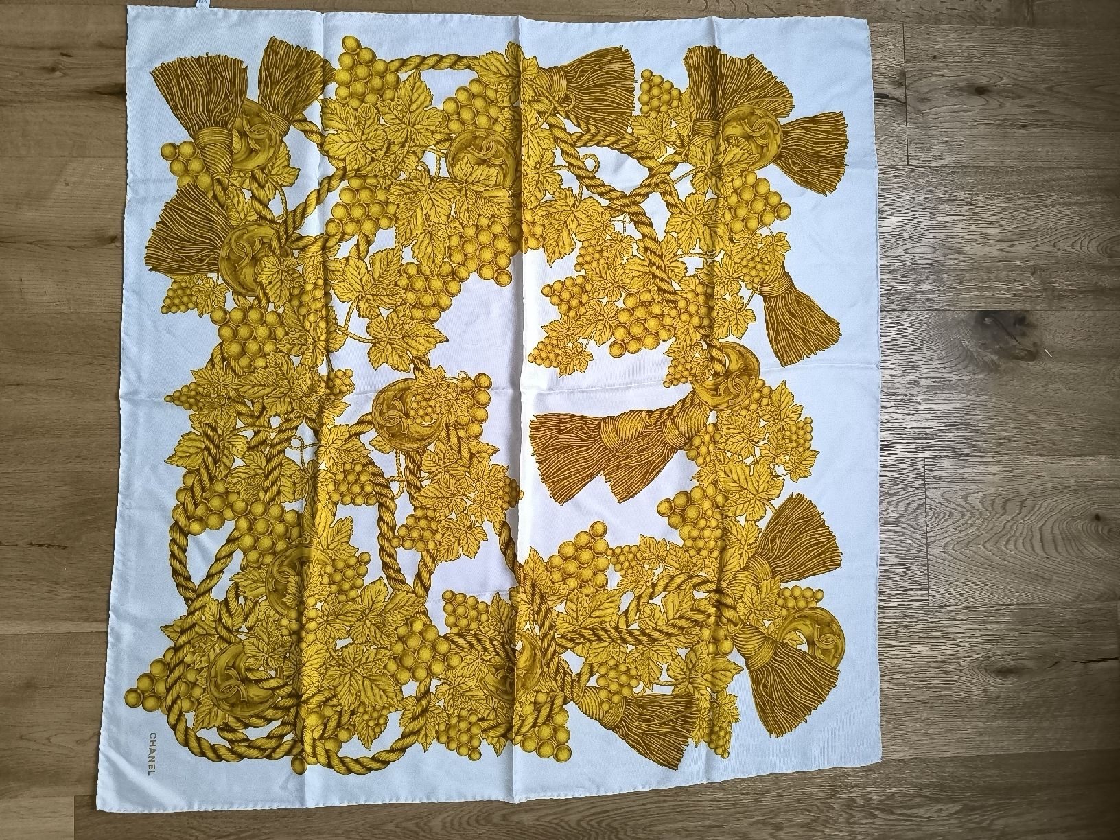Chanel Foulard & Sciarpe: Carré Chanel en soie – Nuovo (secondo la descrizione) da Niederuzwil venduto da eli_7zvt