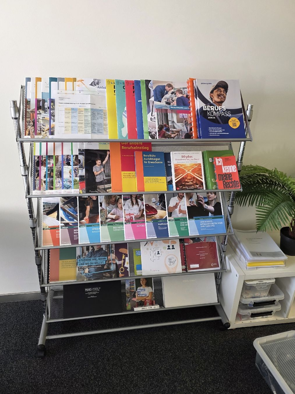 Autres décorations & accessoires: Prospekt-Rollständer – D'occasion à Neunkirch par BoBo007