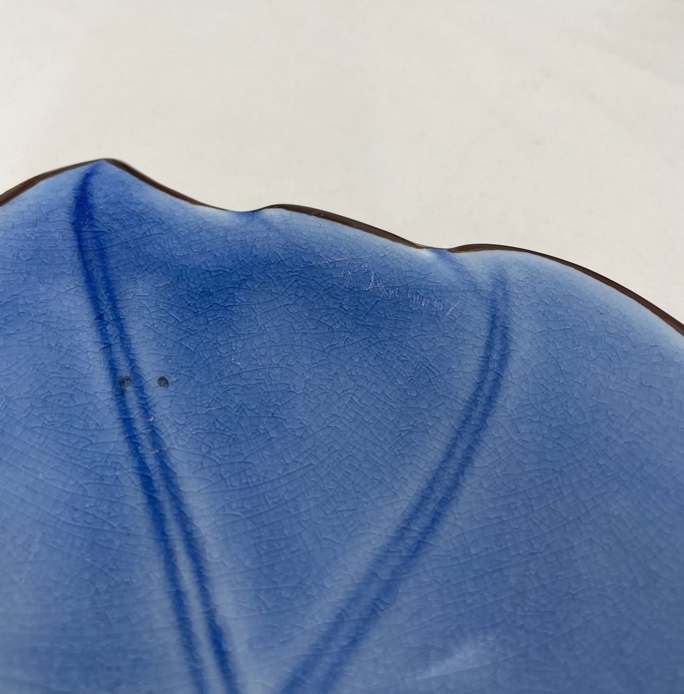 Piatti: Assiette-plat bleu en forme de feuille – Usato da Lausanne venduto da PlusValue_Lausanne 4
