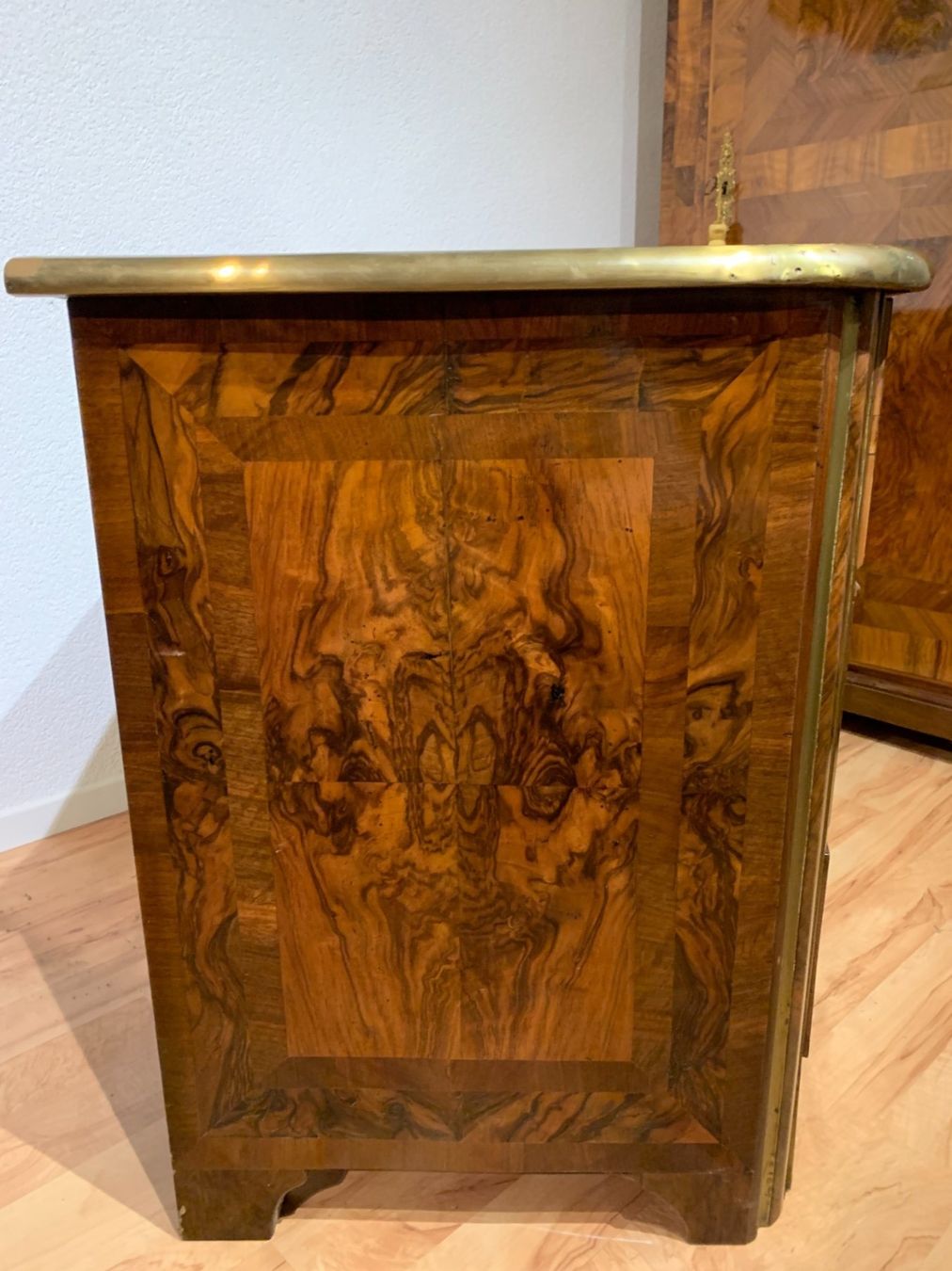 Cassettiere: Berner Barock Kommode, Mathäus FUNK um 1745, Nussbaum – Usato da Worb venduto da farben20zauber 5