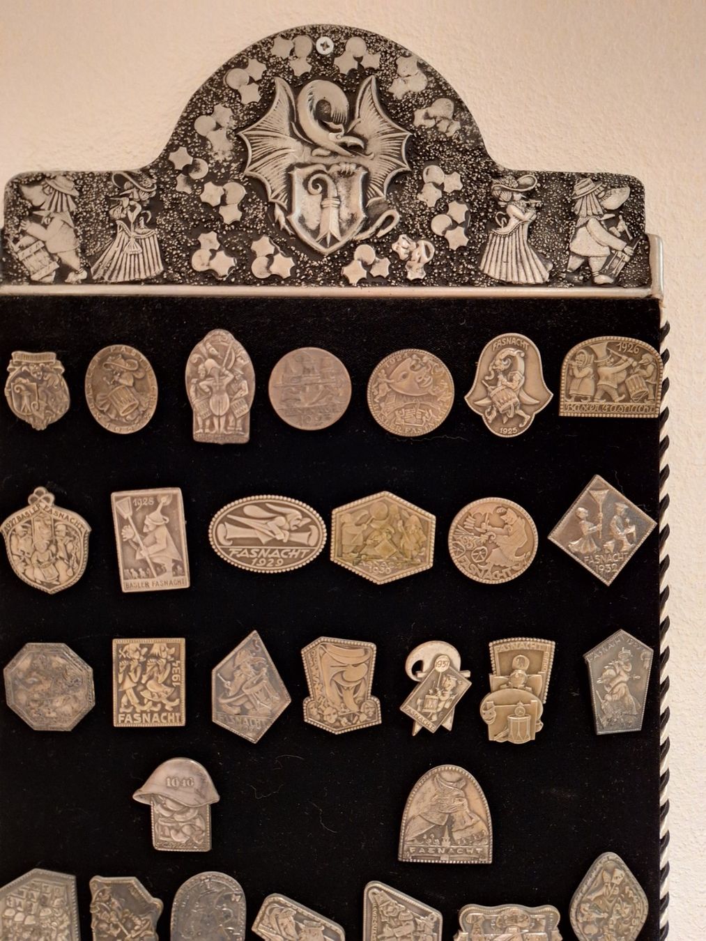 Placchette & Badge: Fasnachtsplaketten Basel Silber 1920 bis 2020 – Usato da Sissach venduto da Schnudernase 1