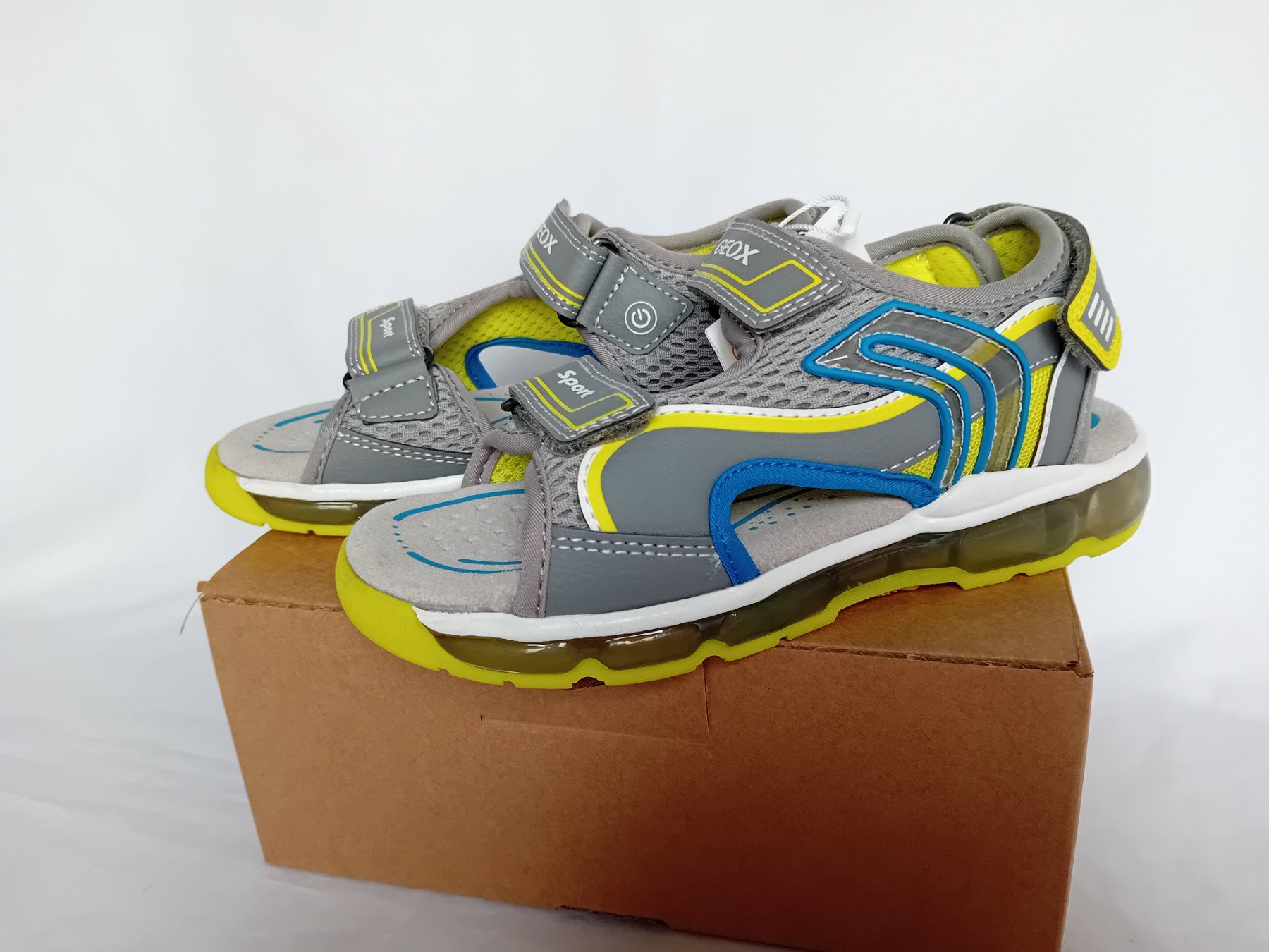 Geox Scarpe per ragazzi: Geox Sandale Android mit Blinkender Sohle Gr.34 Grau Neu – Nuovo (secondo la descrizione) da Schweizersholz venduto da freyle1