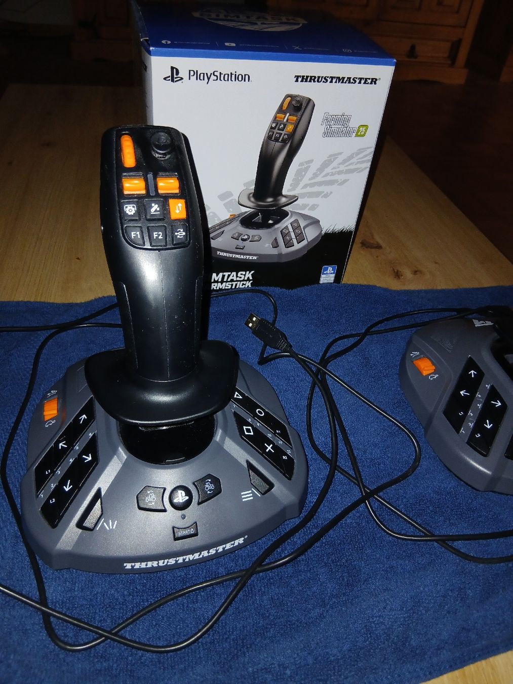 Thrustmaster Manettes: Thrustmaster Simtask Farmstick Joysticks für Playstation 4/5 – Neuf (Voir description) à Herznach par rob_8gbf 1