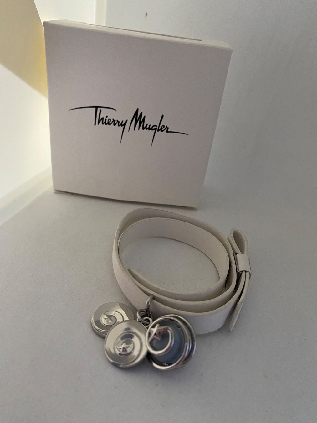 Bracciali & Braccialetti: Bracelet blanc Angel Thierry Mugler – Nuovo e nell'imballaggio originale da Bouveret venduto da wes_7zll
