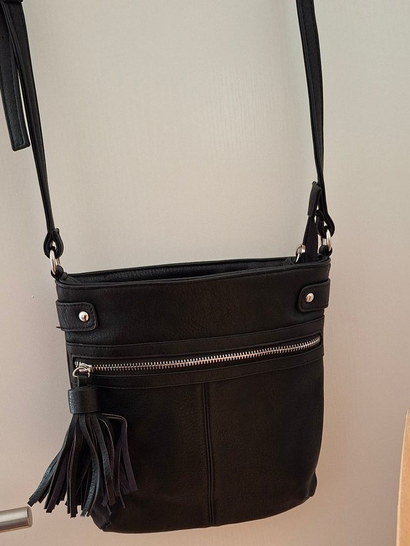 Borse da donna: Schicke schwarze Umhängetasche – Usato da Eiken venduto da waylady03 2