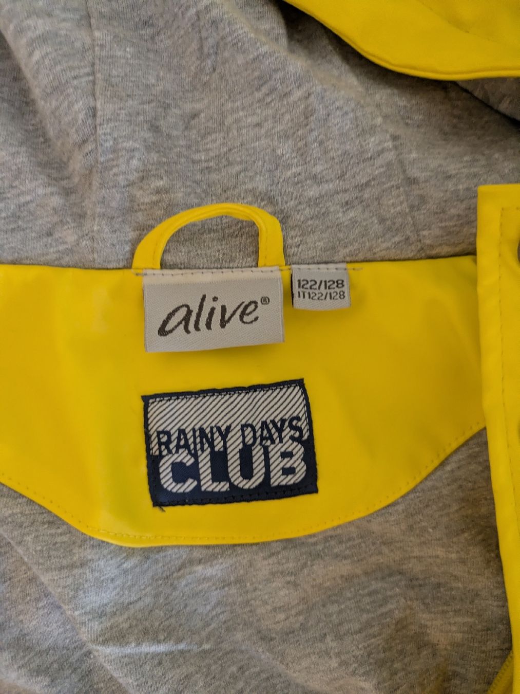 Jacken & Mäntel: Regenjacke Kinder Grösse 122/128 gelb – Gebraucht aus Zürich von s--h 2