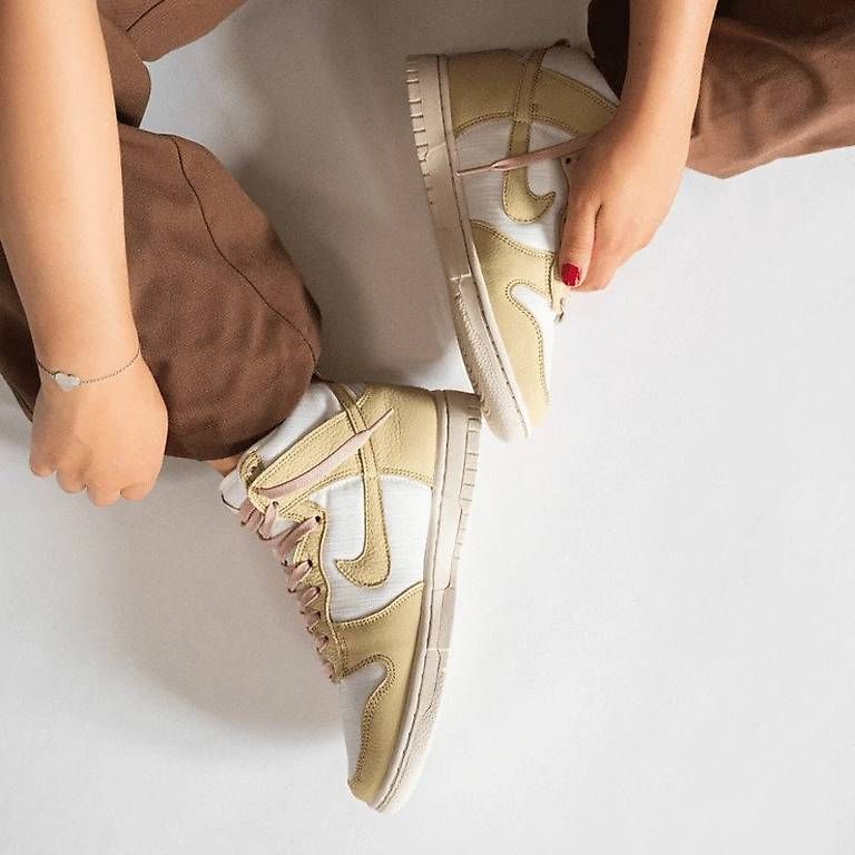 Damenschuhe: WMNS Nike Dunk High LX Team Gold – Gebraucht aus St. Gallen von Sabrinaaa