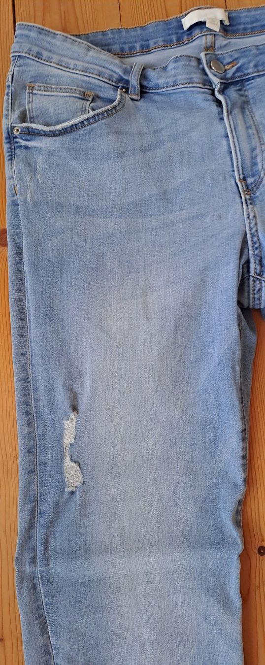 H&M Jeans: Skinni Stretchjeans cropped/destroyed Gr. 42+ – Usato da Zell ZH venduto da fossilchen 3