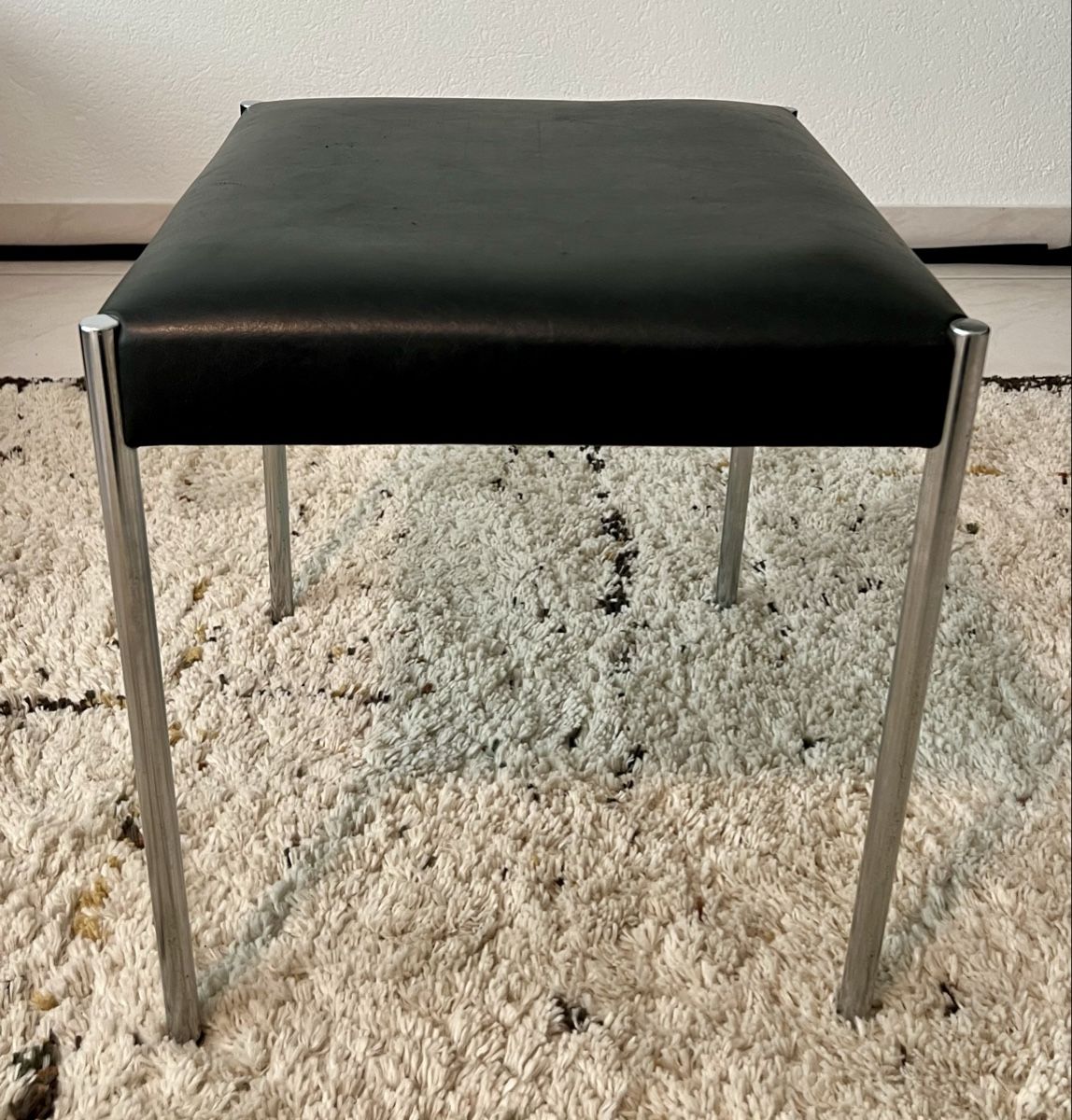 Sgabelli: Schwarzer Mid Century Hocker Chrom-Beinen - Zeitloses Design – Usato da Hunzenschwil venduto da Madachica 3