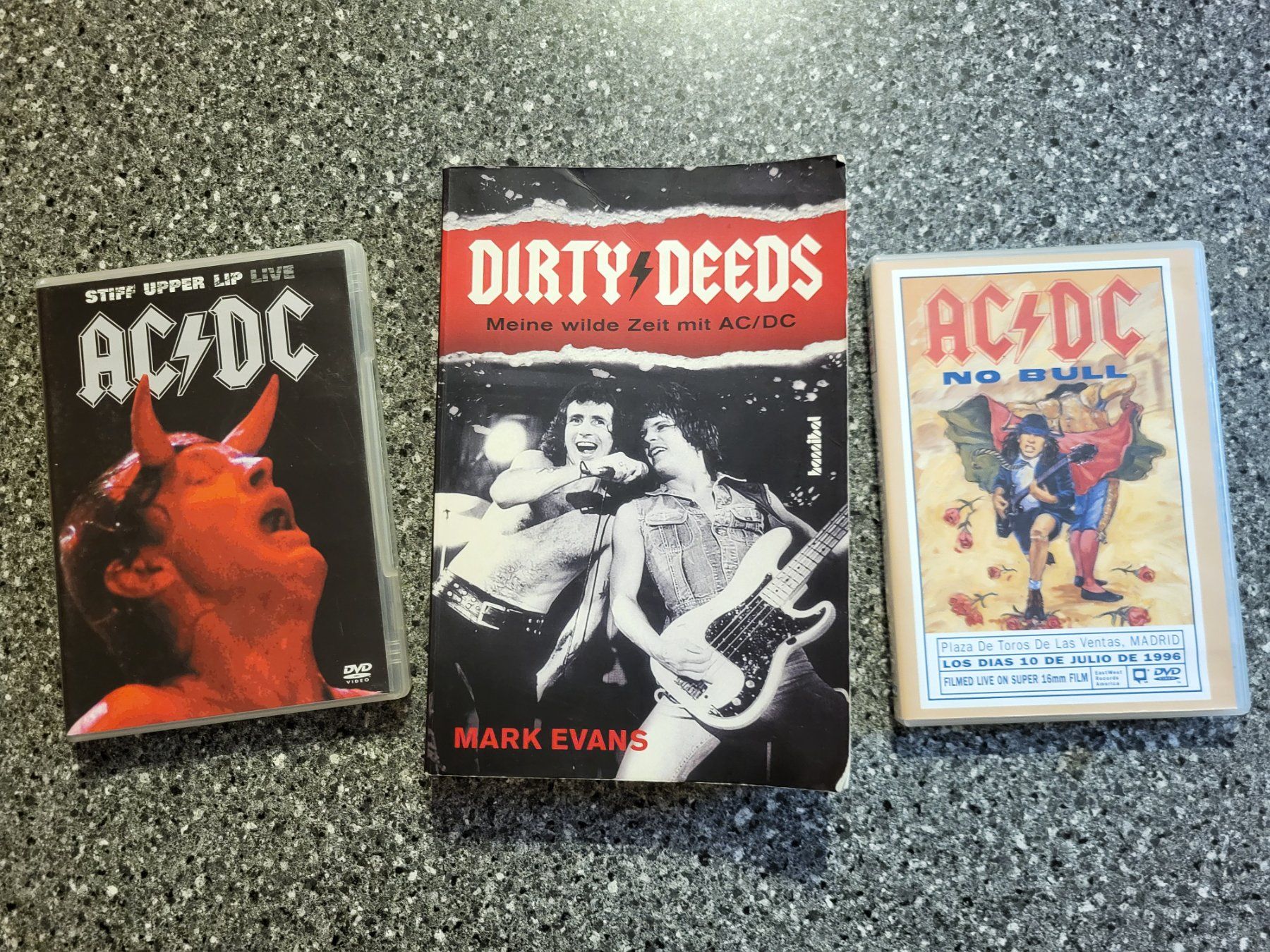 Tutti i DVDs: AC/DC Sammlung  2 Dvd und Buch AC/DC  Dirty Deeds Mark Evans – Usato da Seltisberg venduto da Ppeter68