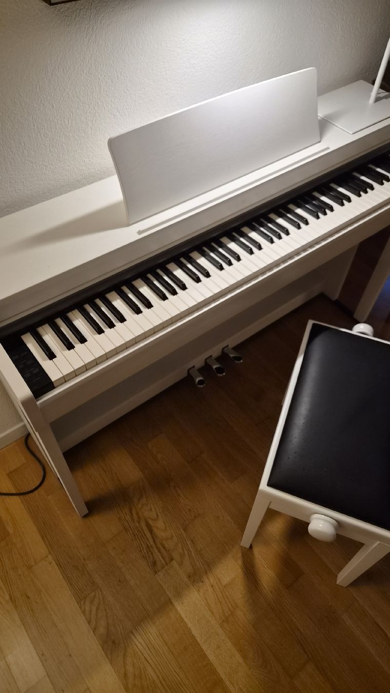 Kawai Strumenti musicali: Digital piano white with bench good condition – Usato da Köniz venduto da abb_p8zr