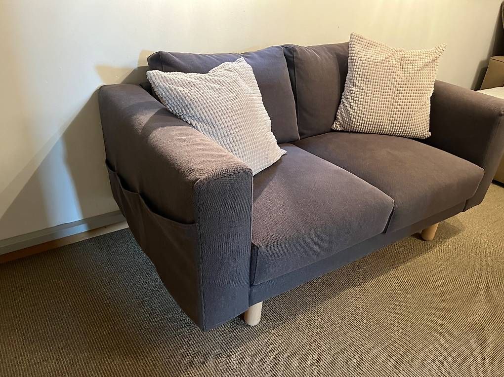 Sofas: Zu verkaufen 2er sofa grau / anthrazit – D'occasion à Mont-sur-Rolle par Overdome 3
