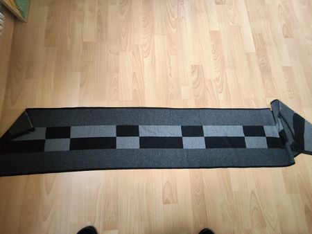 Schwarz-grauer Schal