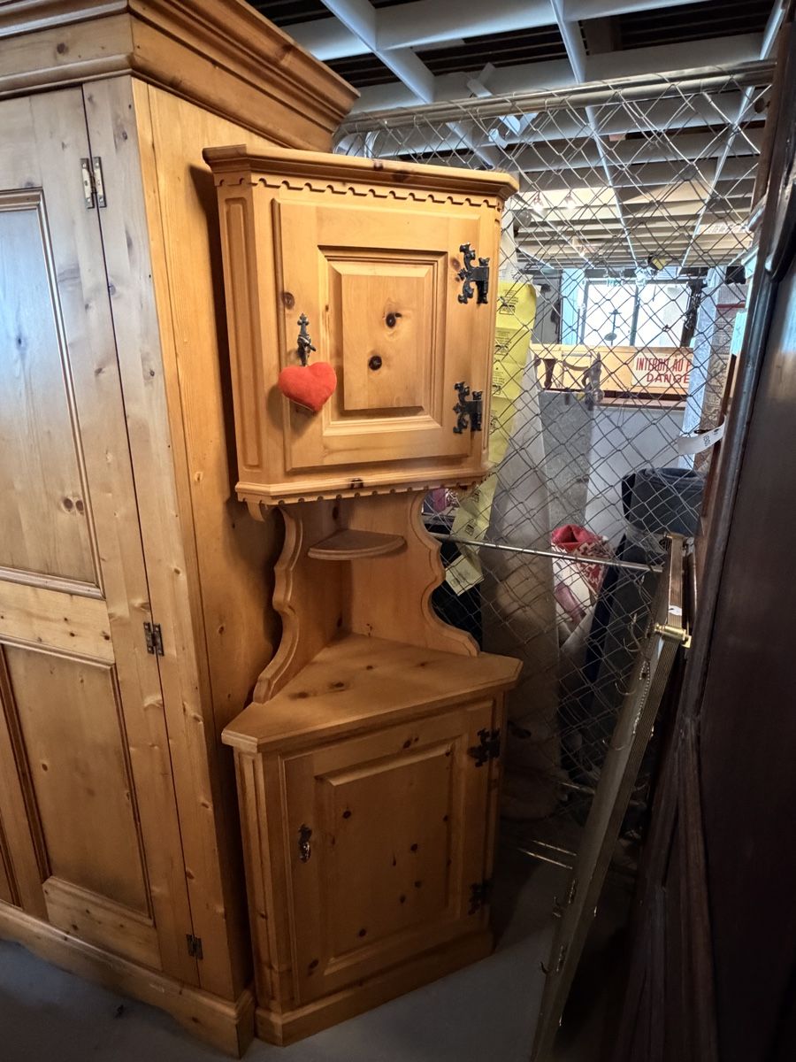 Büffets: Meuble d’angle en arolle  – Gebraucht aus St-Maurice von antikdestok