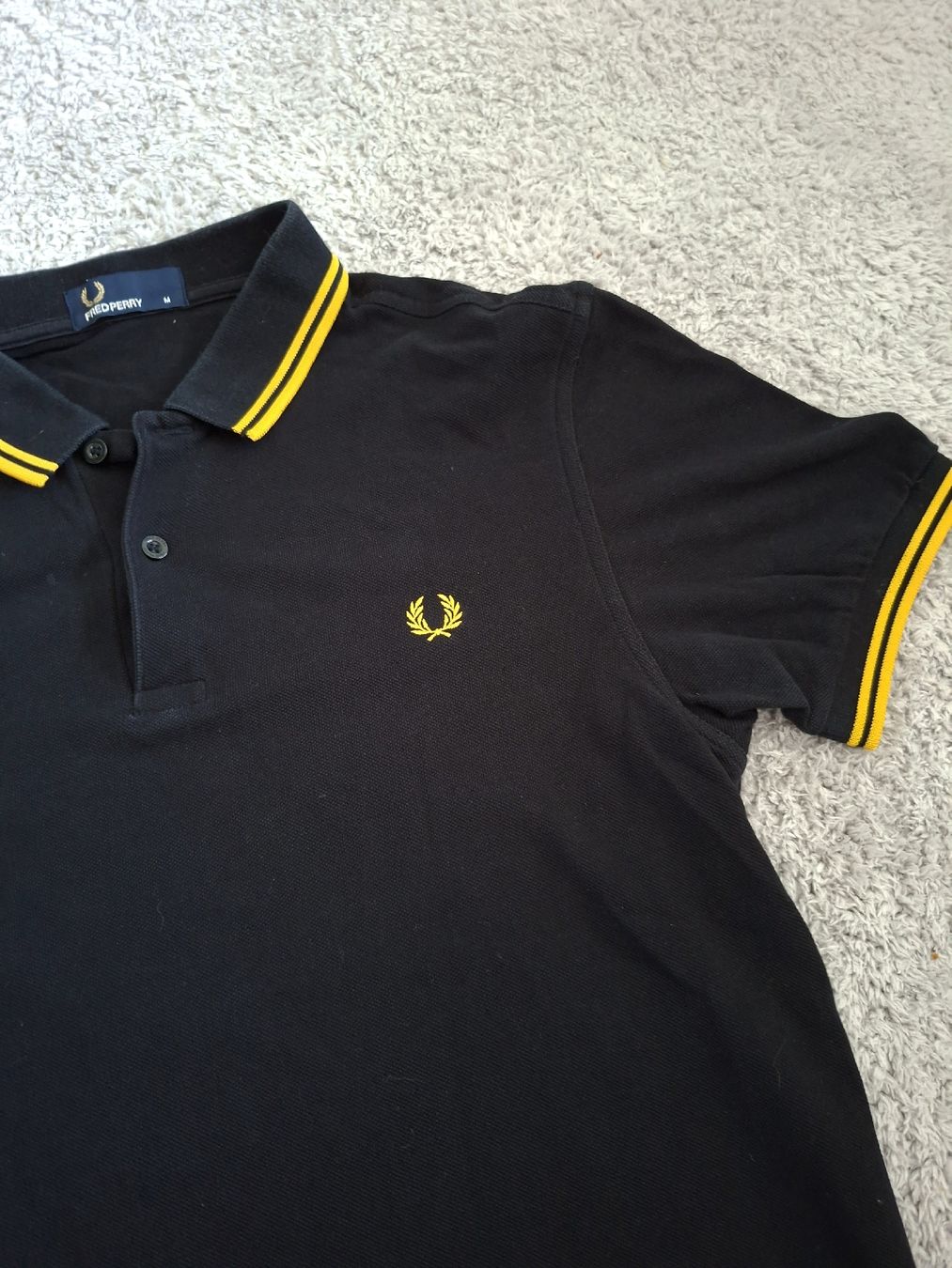 Fred Perry Polo-Shirts: Polo Fred Perry noir et jaune taille M  – Gebraucht aus Renens VD von ser_j2fn 2