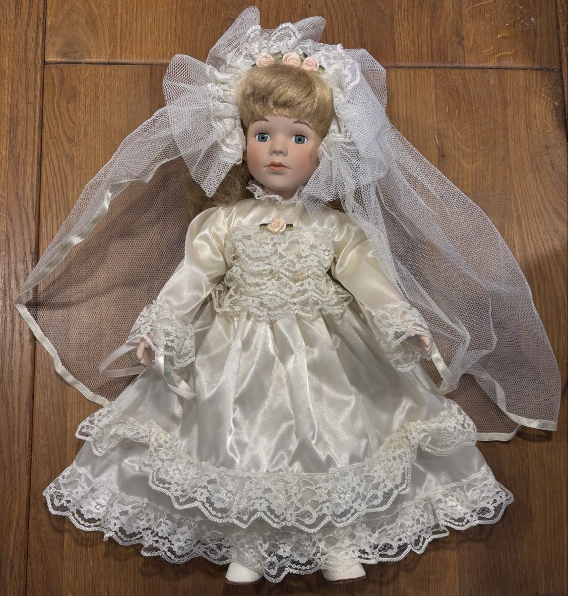 Puppen: Poupée en porcelaine - Crystal – Neu (gemäss Beschreibung) aus Cudrefin von sdz_trl6