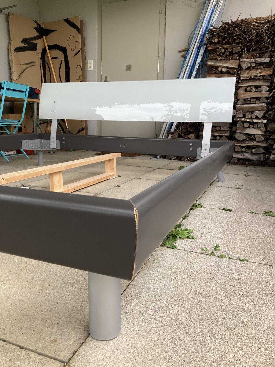 Betten: Bettgestell mit Kopfteil grau/weiss Plexiglas – Gebraucht aus Urdorf von Rose.14 2