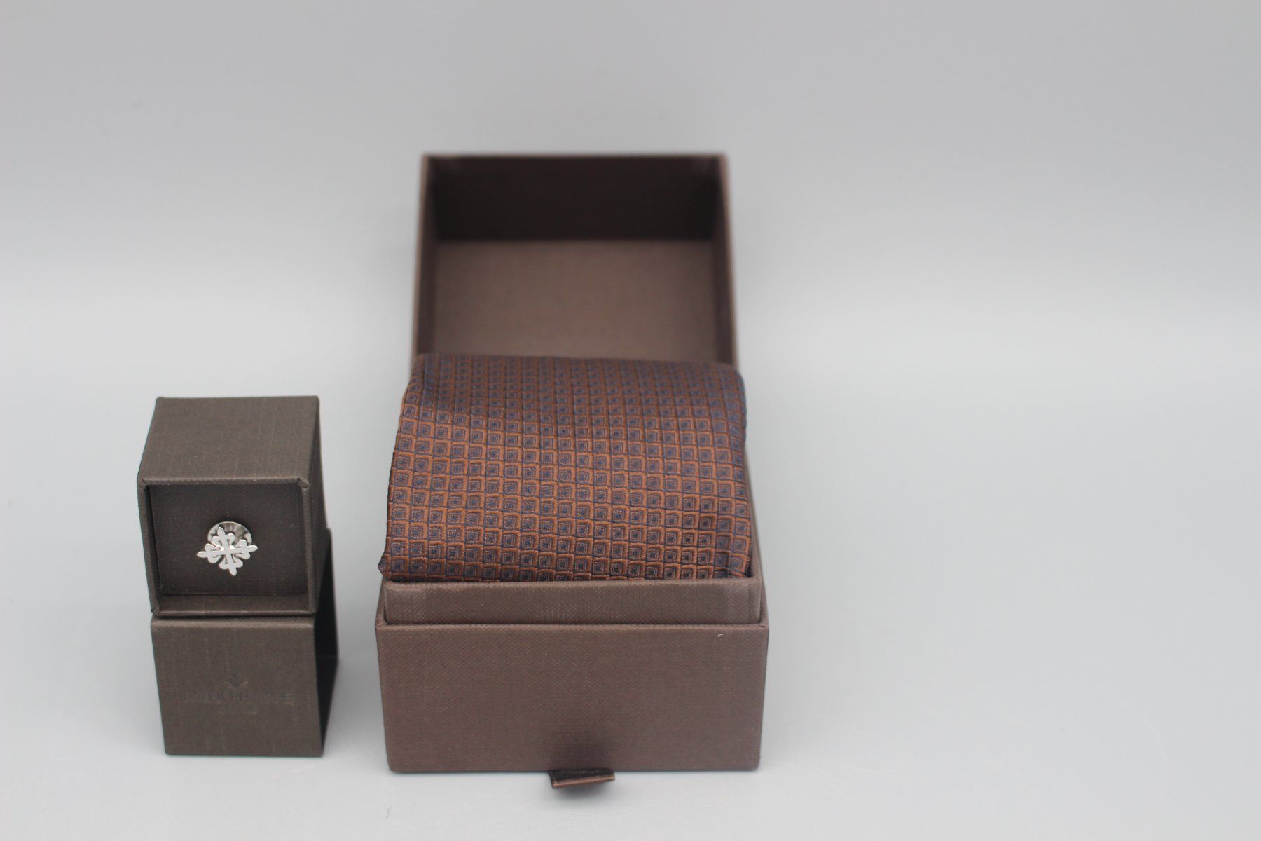 Patek Philippe Cravatte: Original Patek Philippe Krawatte und Anstecker Silber – Usato da Bruettisellen venduto da Collector_Store 6