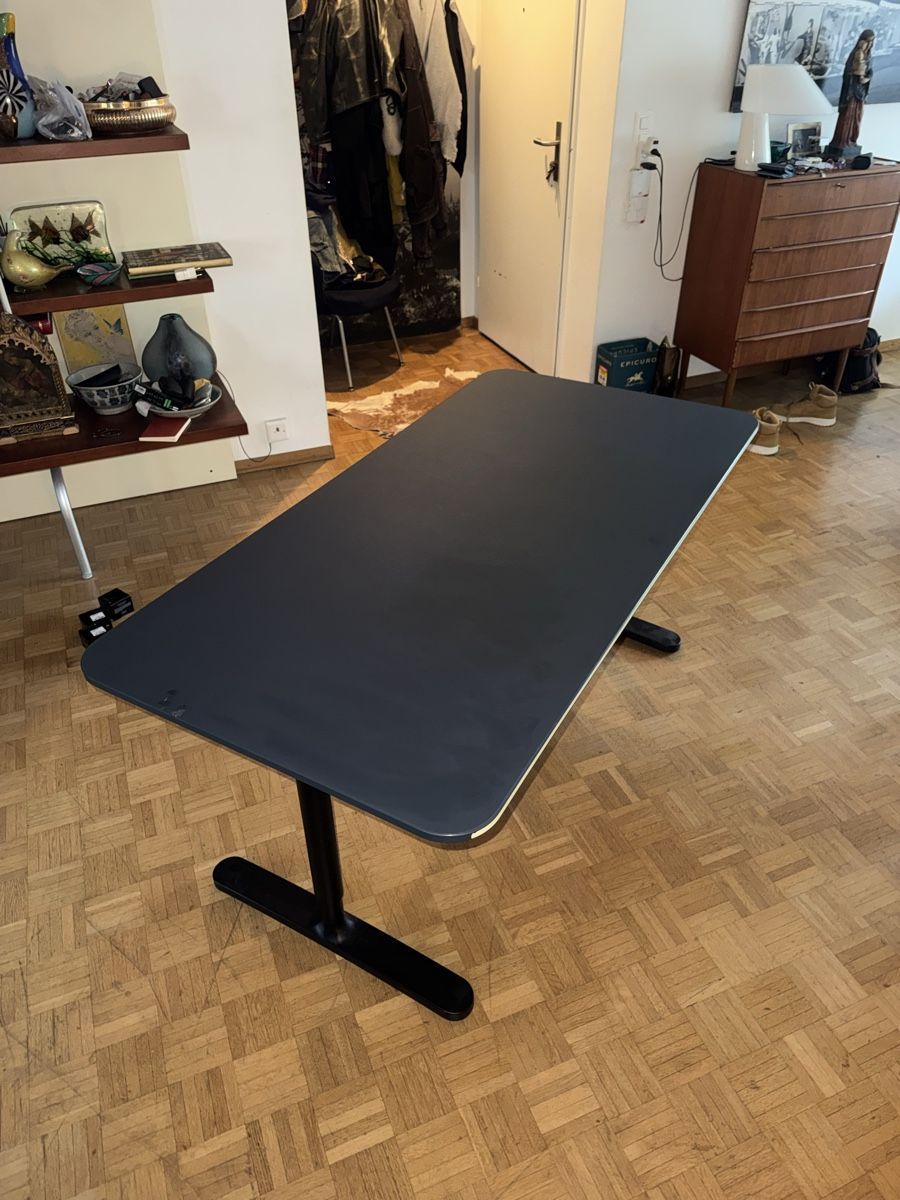 Ikea Scrivanie: Schreibtisch Bekant Ikea – Usato da Zürich venduto da Reogen