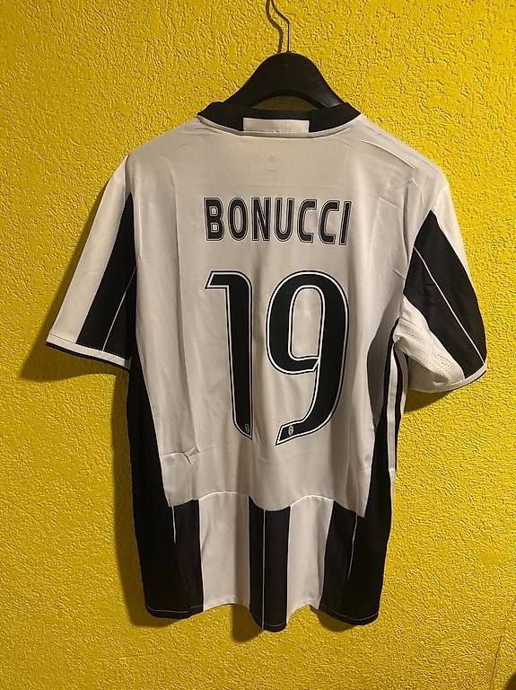 Canottiere & Pantaloni: Bonucci Juventus Retro Trikots 2016-2017 – Usato da Büren an der Aare venduto da dan_2b8n 2
