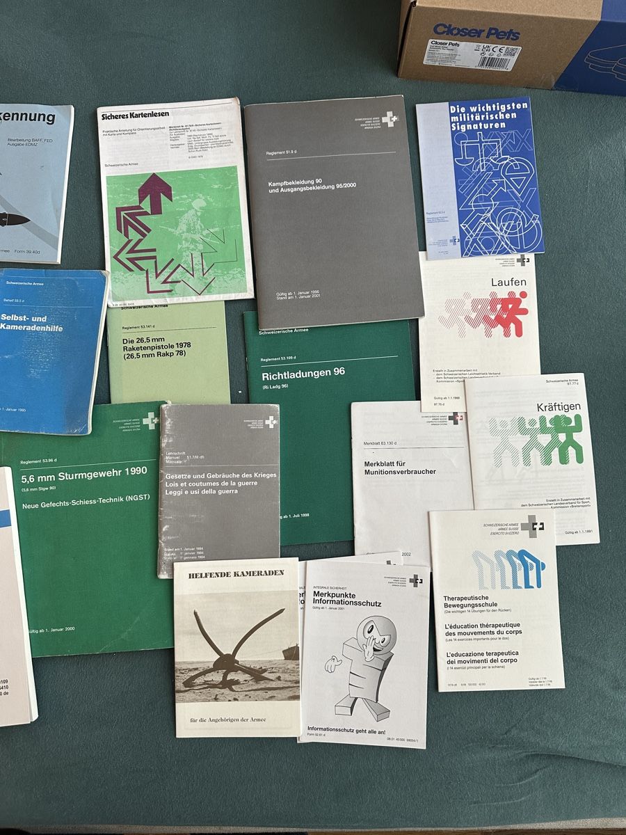 Libri: Schweizer Armee: Umfangreiche Sammlung von Reglementen – Usato da Zürich venduto da JJ_83 3