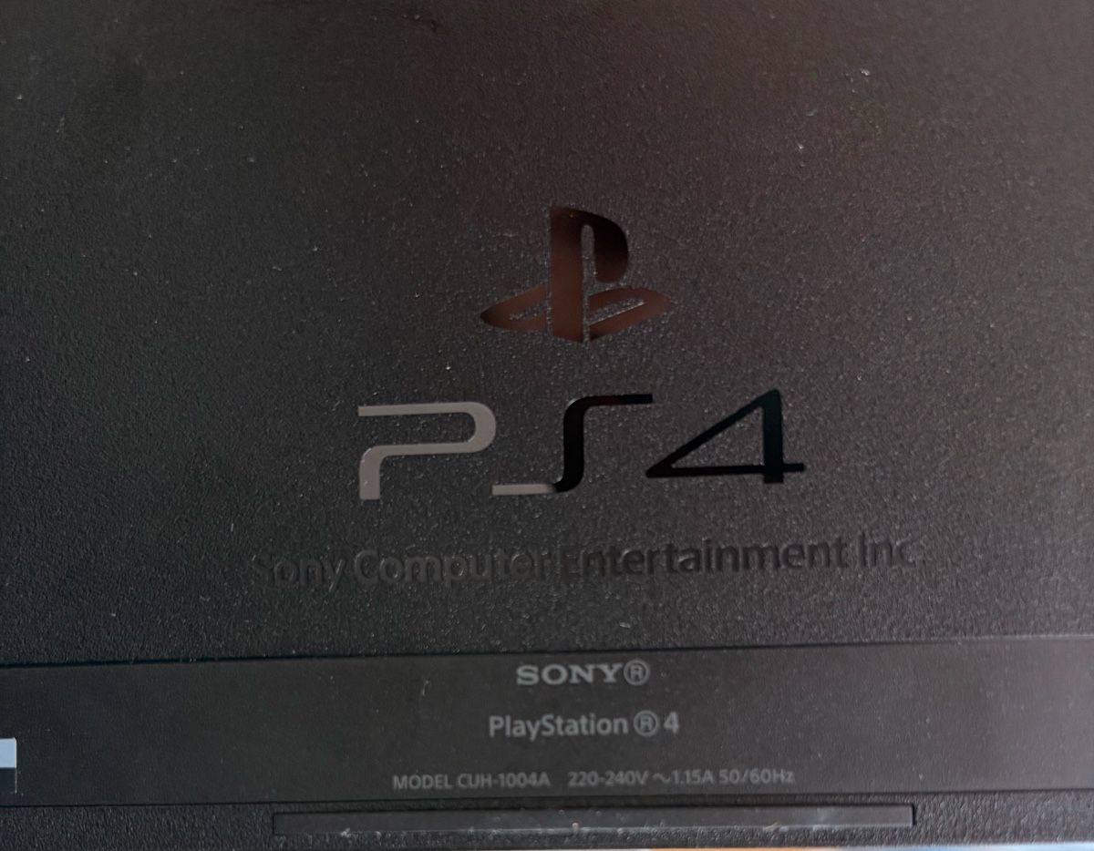 Sony Konsolen: Playstation 4 Konsole und Controllern – Gebraucht aus St.Gallen von rslalfs 1
