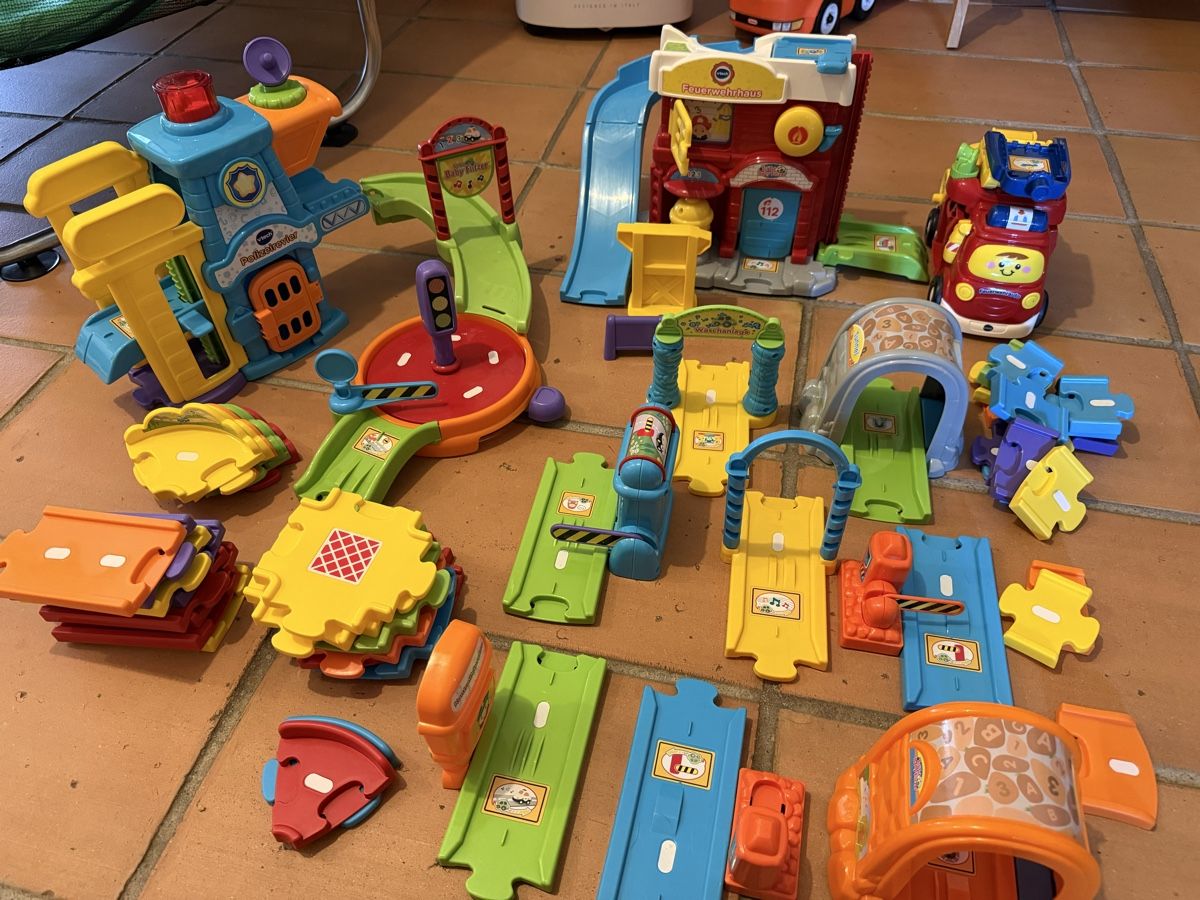 Vtech Spielzeuge: VTech Toot-Toot Set - guter Zustand – Gebraucht aus Niederwil AG von ctmp