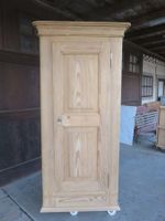 antiker schmaler Tannen-Schrank